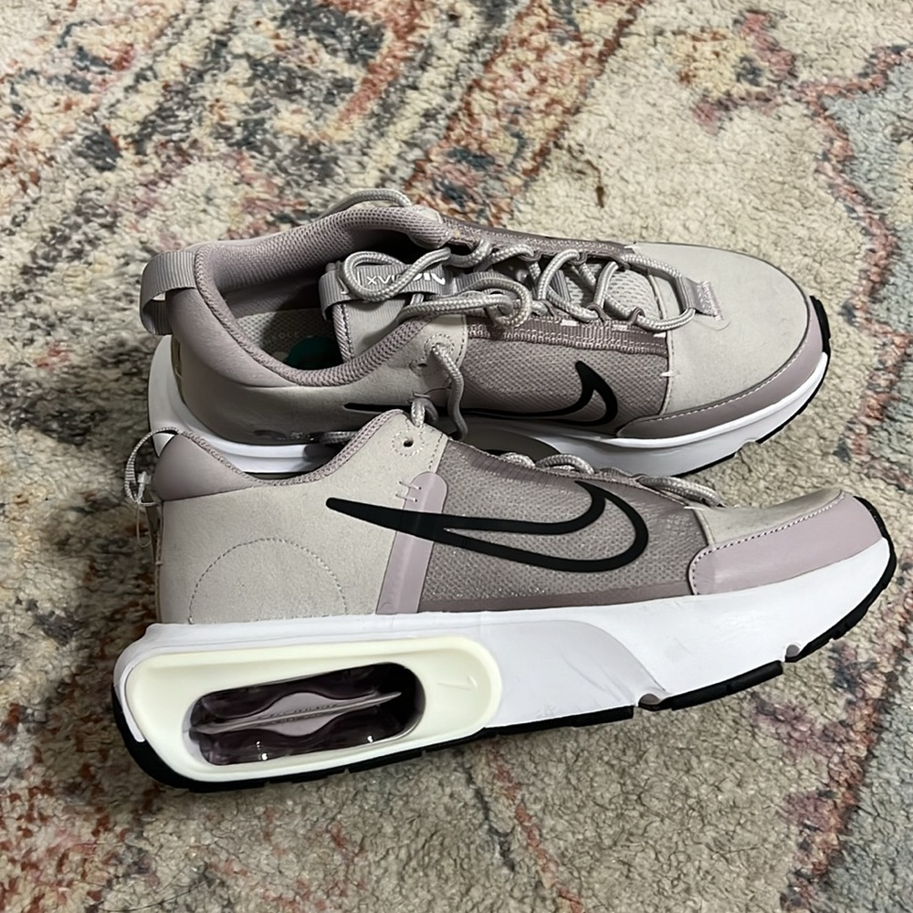 Nike air max tennis shoes. - Picture 2 of 5